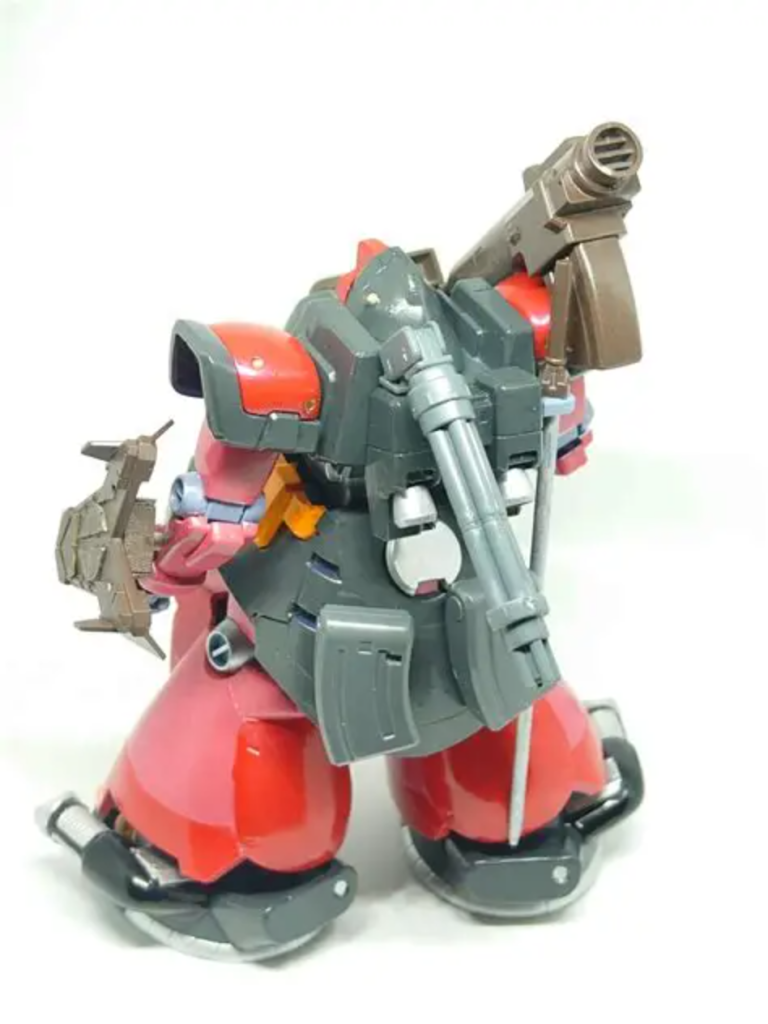 追加装備のジャンクから見つけたガトリングはジョイントを付けて可動可能に。下腿はルナマリアピンクをベースに、クリアレッドでアクセントを。