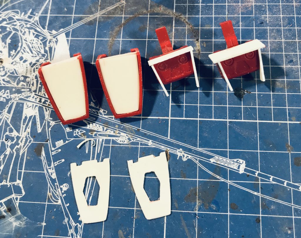 足裏のディテールは違うので作り直しています、プラ板で作り直しています。