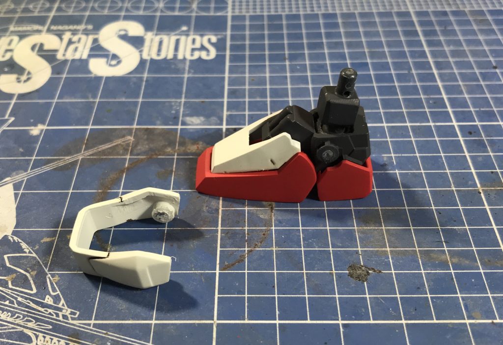 足首パーツは陸戦型ガンダムのままですが、アンクルガードをOガンダムのものをネオジム磁石で取り付けられるように加工しています。