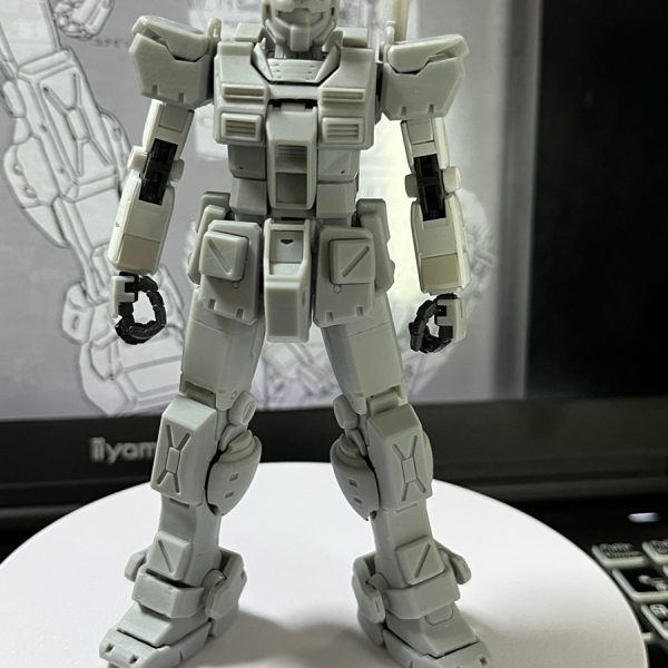 フクラハギデータバグ問題の解消が見えました。テスト出力部品を装備したら当初の狙いバッチリになりました。重要なフォルム構成要素なのでやっぱり見違えますね…。諸事情により、完成品写真を撮る体制にほんの少し時間が掛かる様なので、見にくい写真ですが公開だぁ。●あ…封印が…これでバレる…というかバレた(；一_一)。実はガンダムとジムを合わせ技で作っている時に、あえて封印したのがこのフクラハギの筋肉量。ここをしっかりやると非常に映えるのですが、例のMG誌作例やガレージキット勢寄りのラインに似通ることや代表画稿準拠や機種系列感重視とした方向性により、ぐっと堪えてガンダムさんには控えめにさせて頂いた部分なのです…。一般的なVer.Ka感はこれ寄りでしょうね。これの80％程度まで解禁すると、我が作例に暫定設置・公開封印のまま調整継続中の★「Ver.Ka版RX-78-2専用装備」フクラハギランダムスレート機構(あのエルガイムMk-1っぽい奴…無論、開閉可動にしてます)が余裕持って動くんですけど…(-_-;)。カッコいい方に走った…的なの、少し照れたりするややこしいお爺なんです。あ、どこがだよ！的な感想アリですよ？ここでの個人的感想です。どちらにせよ、少し頭を冷やして次回作構想でもしましょう…。 （5枚目）