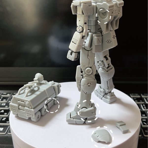 フィッティング作業。ガンダムさんに協力してもらう。プリントに不具合は付き物(僕の場合)。でも悩まず実行する。その方が間違いや嵌め合わせの渋さ、極小部品の現実的分割可能最小値検証が簡単だから。●今回の失敗(最適値ではない…も含む)・ランドセルのサーベルラック取付穴(上部品と合算差分ミス)・アンクルガードの横幅がタイトすぎて取り付け厳しい。・バグによるフクラハギの差分内側異常。・コマンドビーグル下部中央のディテール合算ミスによる欠損。それはそれとして強化ランドセル・RX-78-2に似合うじゃん…。数年前とはいえ、どうしてマグネットコーティングだけで連邦はこんな簡単な強化方針、採用しなかったんだろう？。●今回の途中出力の振り返り★パワードジムとしてのバランスは想定通りで好ましい(個人の感想)。★車との対比…新鮮♥●余計な発見あと…見てて思ったのは、もし河森版じゃない(カトキ版)GP01作るとしたら、RG版のGP01キット本家より、このRG版RX-78-2＋パワードジム風部品のシルエットなんじゃね？…いや、やらんぞ…やらん(；一_一)。多分。さぁ、修正だ！(^^;)。 （2枚目）