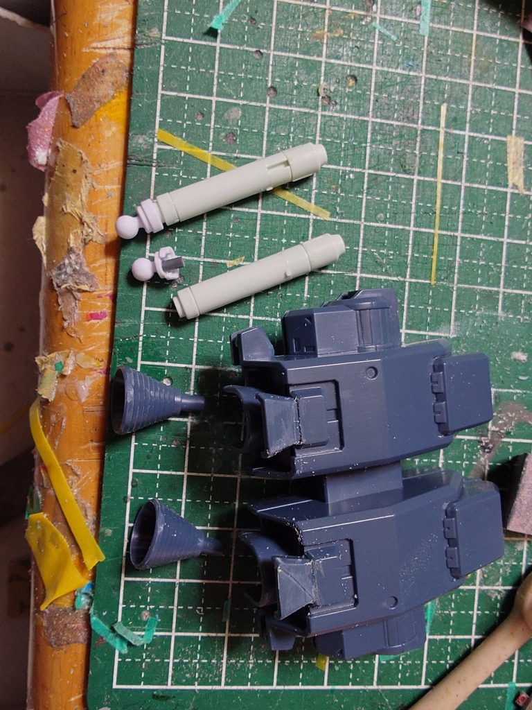 バックパックの改造基本はBB戦士 ZZのバックパックですハイパービームサーベルはBB戦士ZZの基部を切り取って2ミリプラ棒を接着してます、これでHG ZZのハイパービームサーベルが接続できますバーニアーは何かのジャンク品のもの(多分)をBB戦士 ZZのバーニアーの中に接着してます