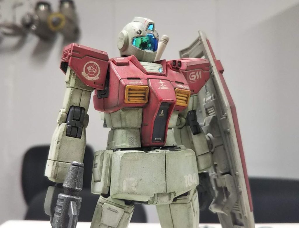 最後にゴーグル、メインカメラ、センサーに昔懐かしのオーロラフィルムを貼ってますインターセプトカスタムのゴーグルが 赤い透明パーツなので黒に塗装してからフィルムを貼りつけましたメインカメラ、センサーも ブラ板を黒に塗装して貼ってます!