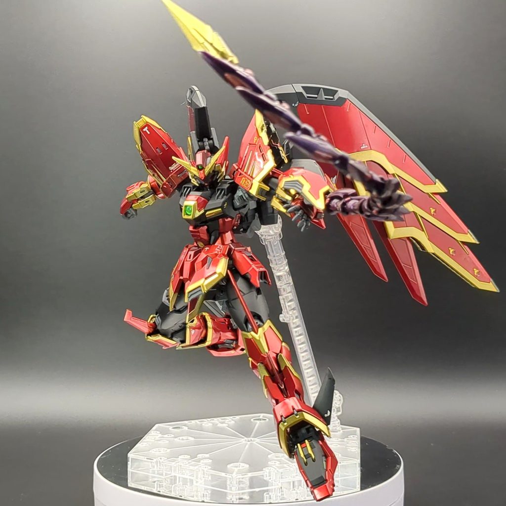 RGですがギミック少な目なこともあり、気兼ねなく動かせます。ヒートロッドはマルチプライマーで下地後に塗装、偏光塗装を施してみました。素立ちよりも動かした方が、絶対にカッコいい機体だと思います。 最後までご覧いただき、ありがとうございました。