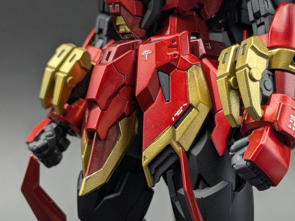 フチどりゴールドを入れる関係で、各所にスジ彫りを使用して塗り分けラインを作りました。