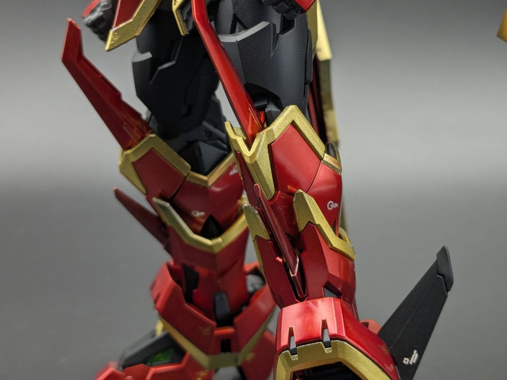 脚はパーツ分割の都合上、2段にわたりゴールドが入ることに。