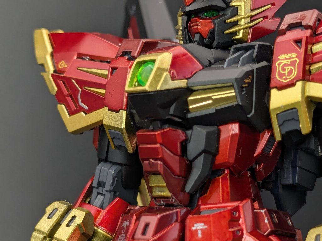 メインカラーとしてもう一色、ツヤ消しブラックを使っています。ハデな光沢のヨロイと、シックなインナーをイメージしました。