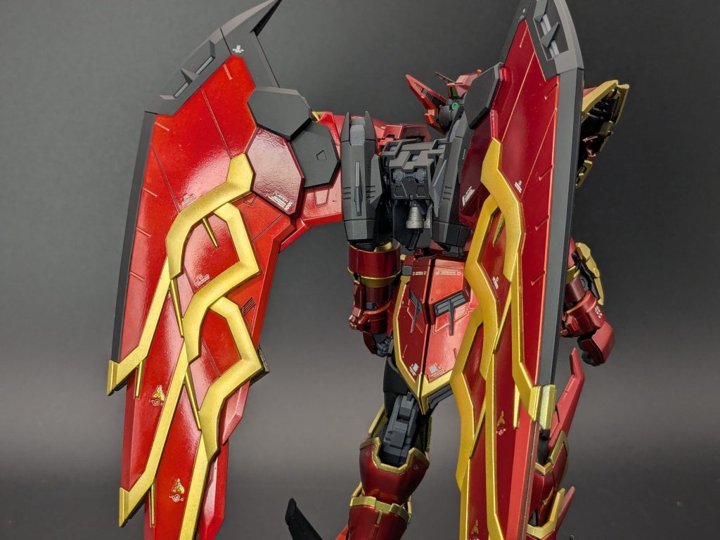 羽根の部分のゴールドの太さを基準に、各部にゴールドフチどりを入れています。なのでけっこうハデになりすぎた感も…(;^ω^)