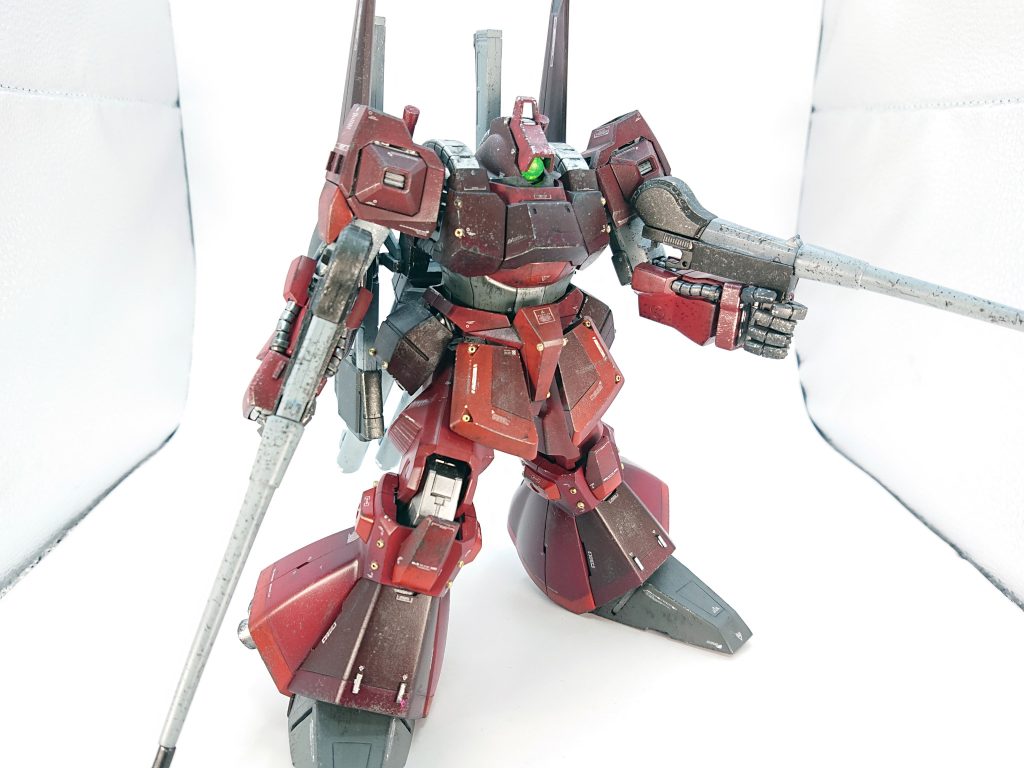 ビームピストルはラッチ部分が邪魔になって腕に持てず抱えるように持つしかなかったので、ラッチが邪魔にならないようにし、ついでに砲身を長くしてピストルからライフル型にしました