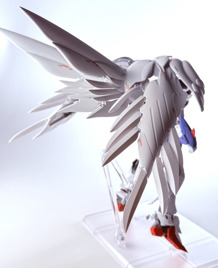 バックショット付属のデカールも赤白部分以外は使いませんでした「翼が本体」だと思って、彫り直しにはかなり時間をかけました