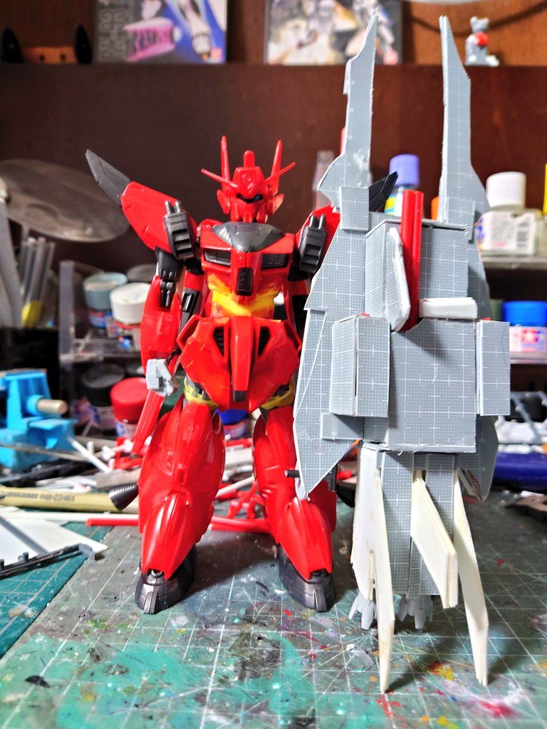 『 シルエットフォーミュラF91』系列のガンプラが手に持てるようにボディの下には、可動式の持ち手を装着、ウィングを折りたたみできるよう、試行錯誤しながら制作しました。