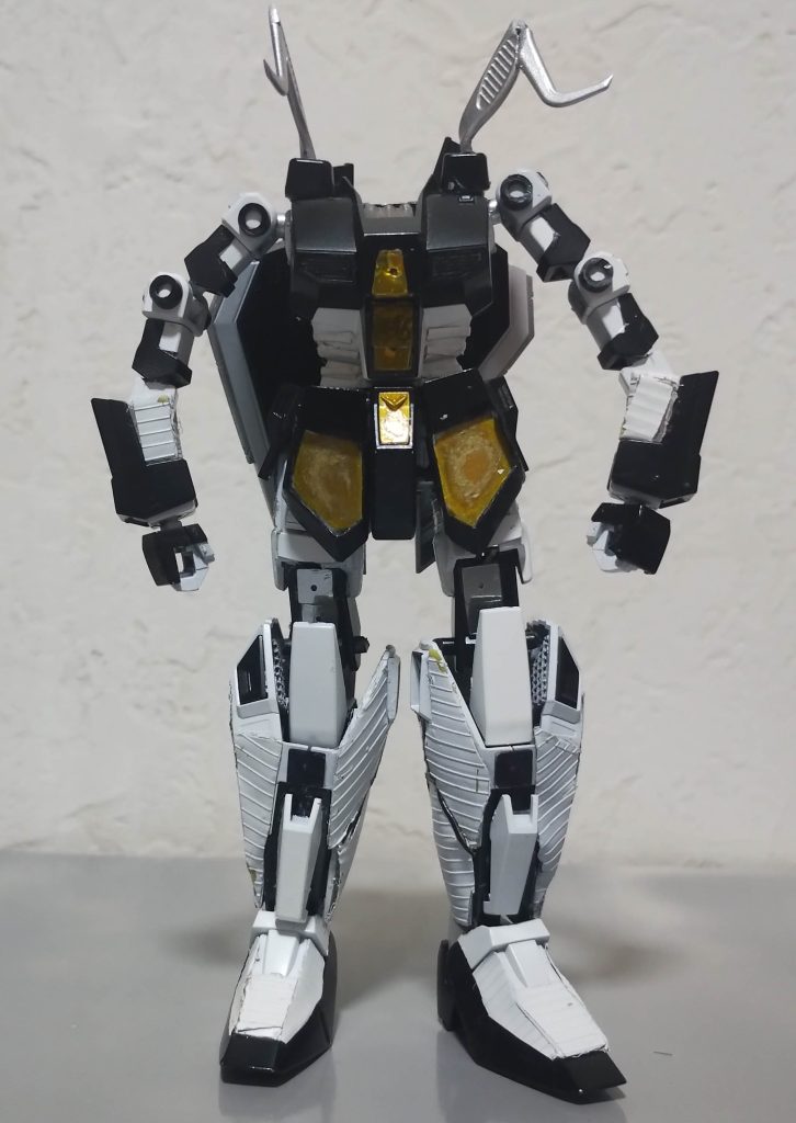 恒星ZNの惑星ギャンダムールから来訪した機械人が最後に解き放ったモビルスーツ、という空想でそれっぽくつくりました。腹のあたりを口だと思ってみていただければそれっぽいかと。