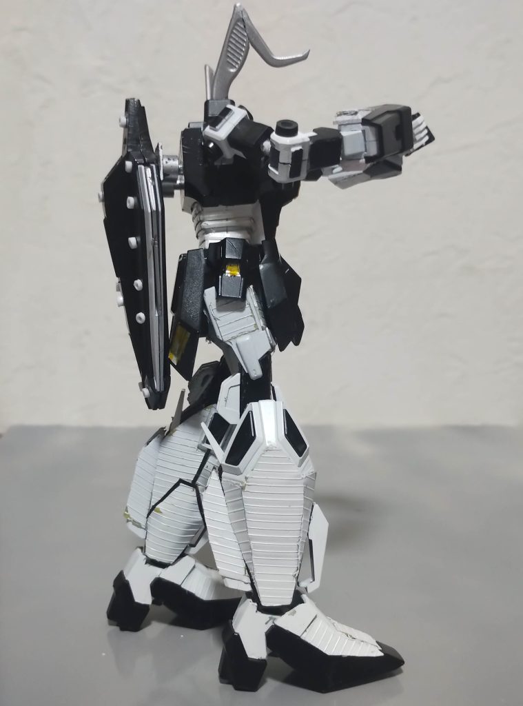 Zガンダムの手足とNガンダムのボディを使用しています。しま模様の為にバラン（お弁当の中の草みたいなやつ）を貼りました。脚部は反転して使用、腕が短かったので上腕を1セット追加しました。ツノっぽいアンテナは糸ようじの柄を加工してます。