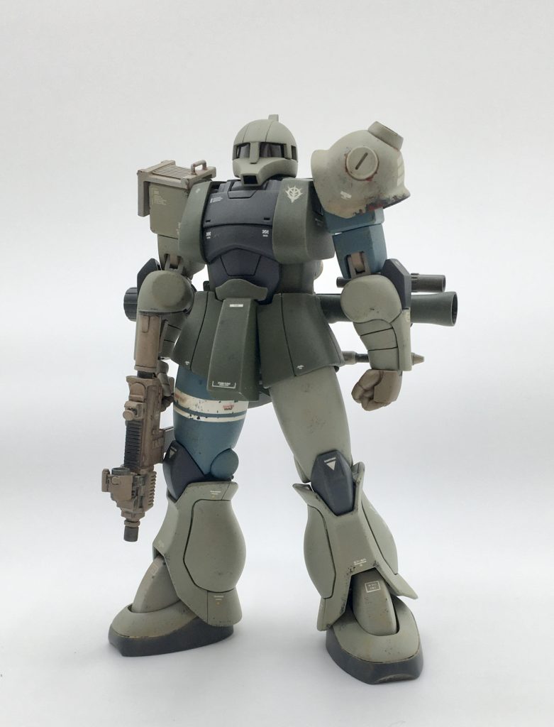 一年戦争末期のオデッサ。独立以前からのベテランパイロットで旧ザクをこよなく愛している為、頭部など意匠を残してはいるが現地改修により中身は殆どザクⅡに交換されているという設定。