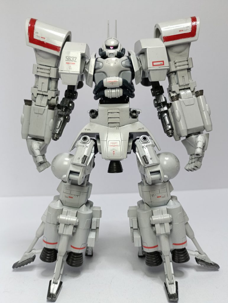 旧キットと軍警ザクのミキシングです。同じ1/144でも大きさが違うので、開き直って制御ユニットとしてのザクの胴体にヘイズルのギガンティック・アームユニットのような手足が付いているような異形のシルエットにしました。