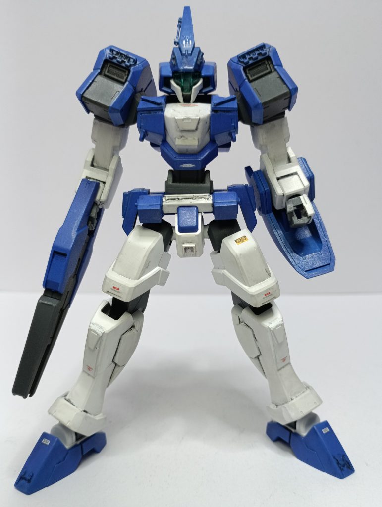 元のシルエットが変わらない程度にプラ板やジャンクパーツを貼り付けています。あと腰と脚の延長を行っています。