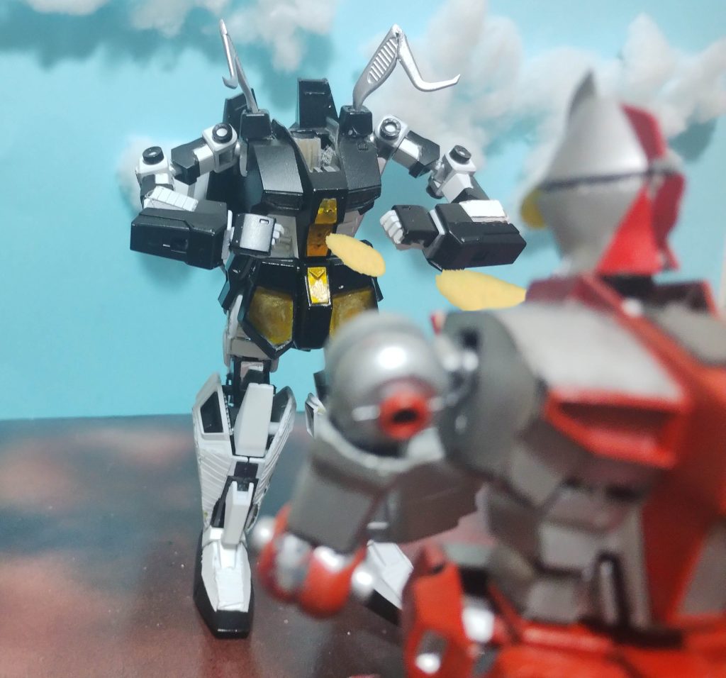 ZNガンダムの反撃。火の玉がウルトラガンダムを襲う。