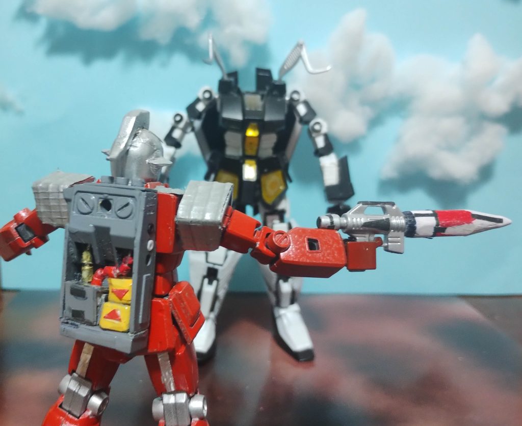 そこへウルトラジムMk7が駆けつけた。昨日完成したばかりの新兵器を装着している。ペンシル爆弾だ。背部にはペンシル爆弾を稼働させるための回路「TEM-0」が装着されている。＊ペンシル爆弾は鉛筆、回路はジムのランドセルを加工しました。