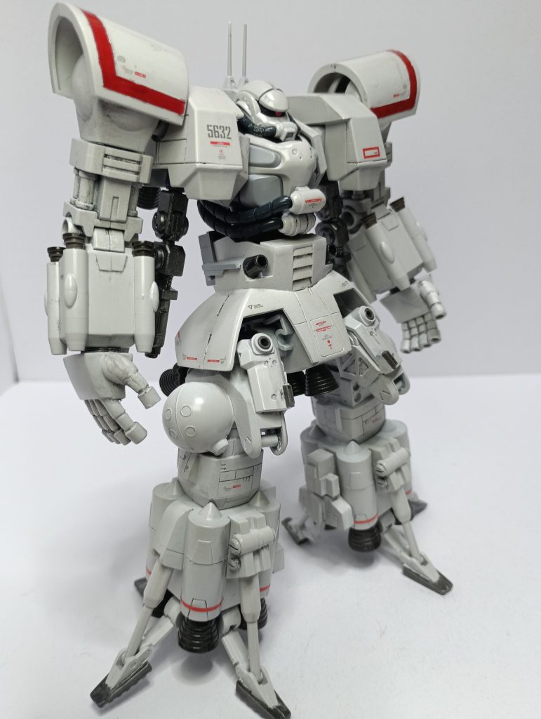 ジオングの試作の側面もあるので、元ネタよりも強そうにしています。