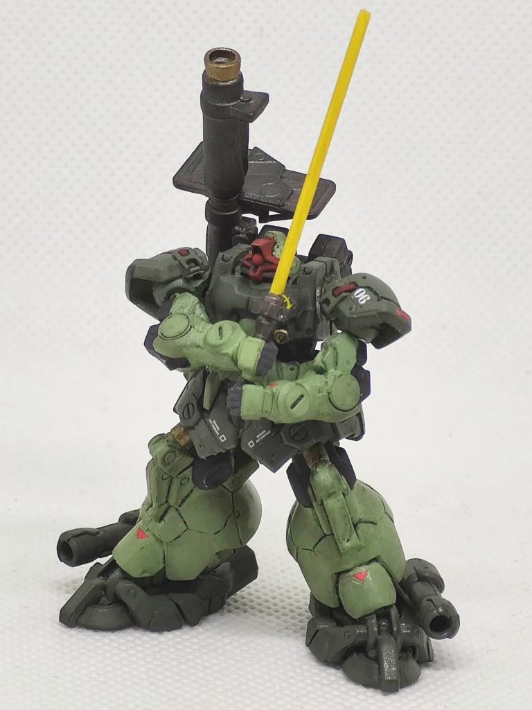 ヒートサーベルはマグネット固定で、実際には握っていません。その場合のラテーケン・バズですが、一応バックパックに固定できる想定にしています。こちらも固定はマグネットです。