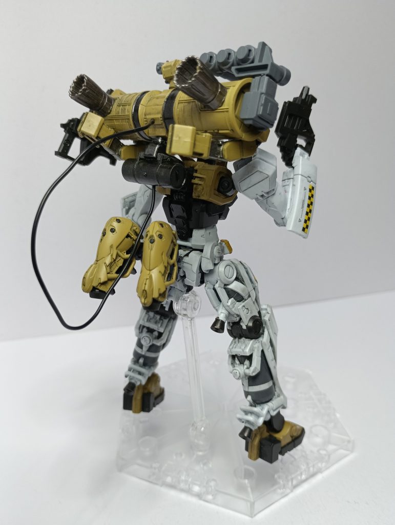 背部1。元ネタはGMにボールを2つ付けた機体ですが、モビルポッドをベースにしたものを装備。