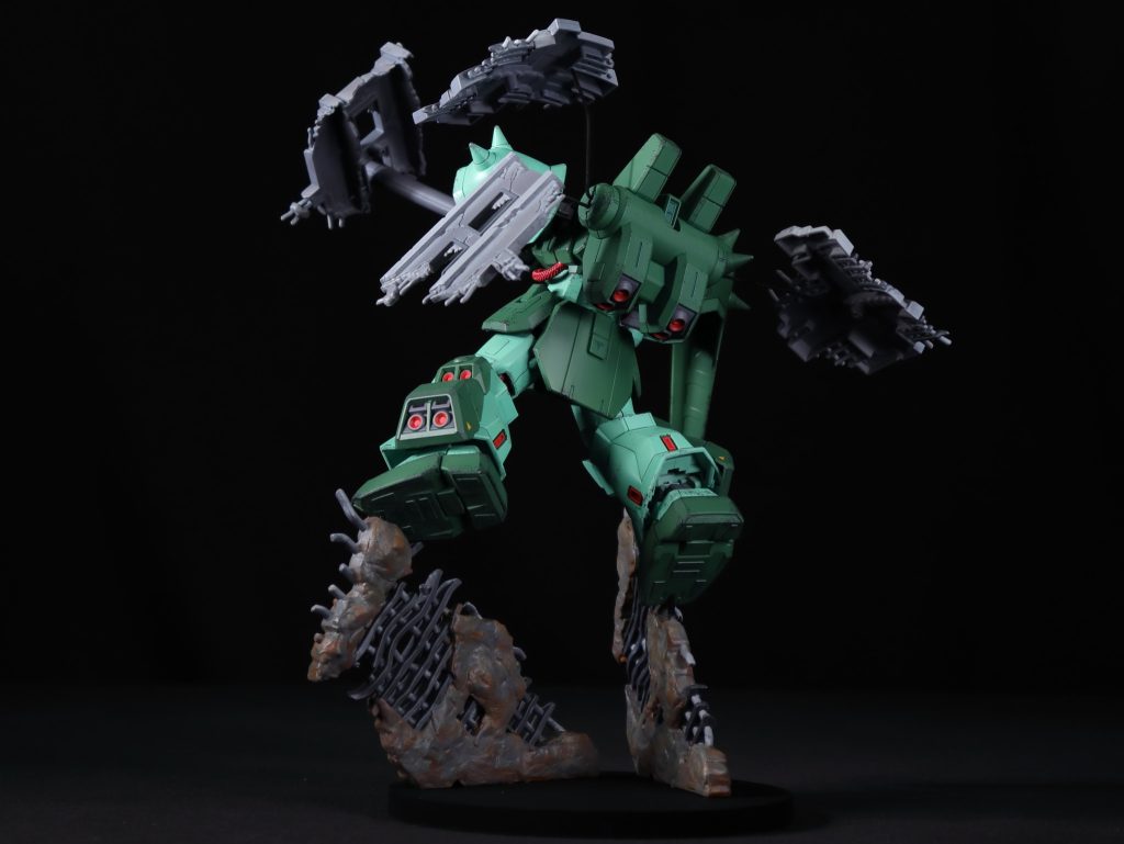 ハイザック・カスタム(A.O.Z RE-BOOT版)を改造して、TV版のイメージに近づけています。また、デブリパーツセットも使用して小規模ながらジオラマ仕立てにしてみました。ハイザックとデブリは真鍮線で接続し、ベースと共にターナーの暗黒ブラックを塗ることで黒背景に溶け込ませて浮遊しているように見せています。