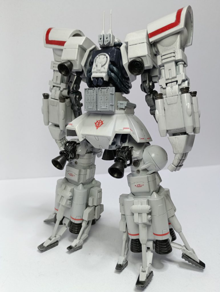 背部。腰の後ろの灰色のパーツは、まだ小型化出来ていないサイコミュの一部パーツが露出しているイメージです。