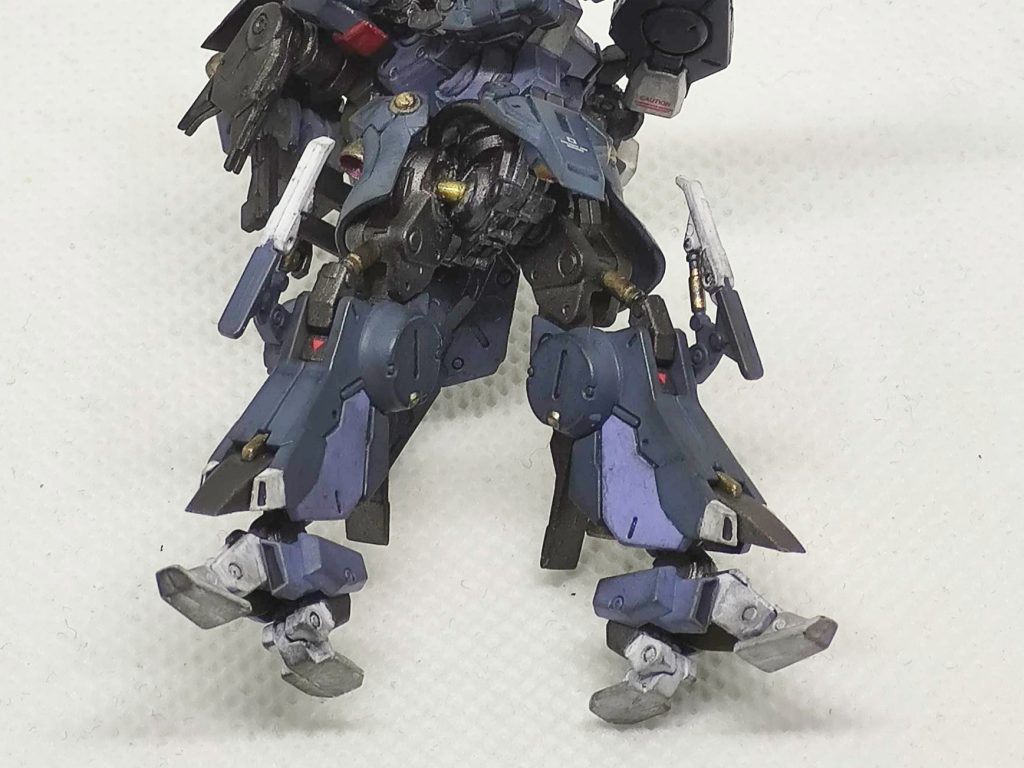 具体的には、①右足を真鍮線で斜め後方にオフセット、②両足首の角度を接地できるように調整、③胴体を腰部分で分割して少し横回転させる、の改造をしました。