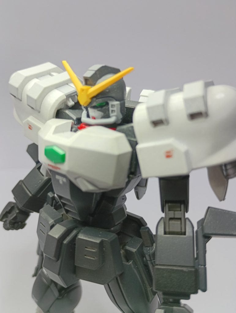 色は本体はジャーマングレーとセミグロスブラック。プロテクターは白に明灰白色(三菱系)を吹いたものとサーフェーサ1000のグレーで塗りました。色を塗った時点で正直あまりピンとこなかったのですが、顔にプラ板でギザギザのもみあげを付けたところ一気にしっくりきましたW（キョウジ・カッシュやフェニックス一輝等ギザギザもみあげのキャラは個人的に強キャラ感が強いです♪）