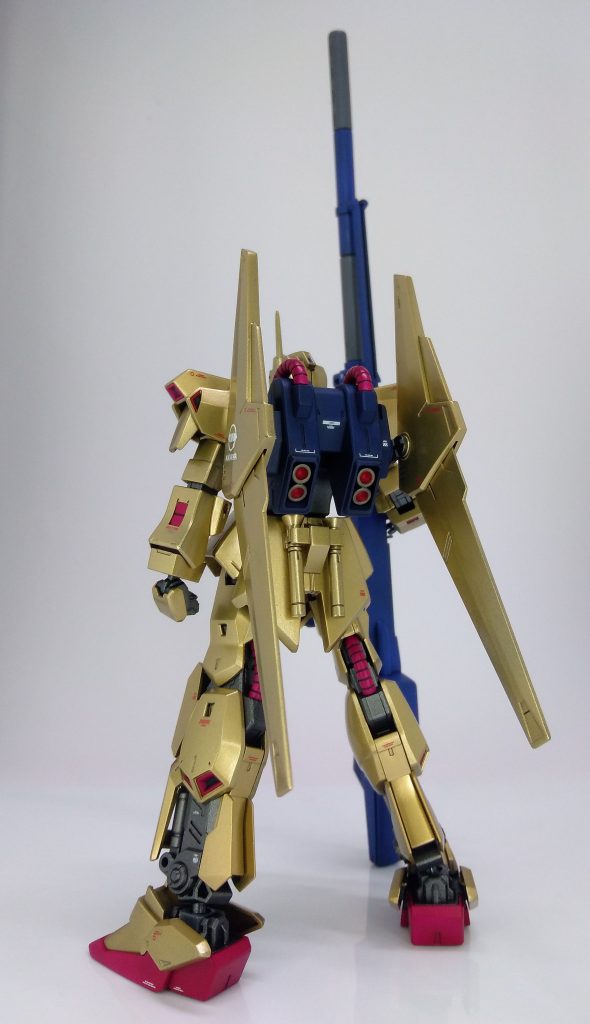 百式本体はほぼ素組で、つま先の肉抜き穴をプラ版で塞いだくらい。拳はすべて次元ビルドナックルズ「角」Sサイズに交換しました。金色はクレオスのスーパーゴールド、デカールはGFFを参考にペタペタ貼りました。赤色のツインアイ仕様にしましたがバイザー越しだとよくわかりませんね・・・頭頂部カメラは青のラピーテープです。