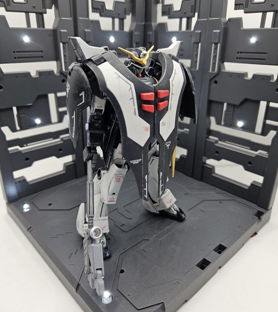 「ガンダムには翼が生えている」と、アナザー(今はオルタナティブって言うんだっけ?)ガンダム系に脳を焼かれてきたのでデスサイズを作ったときは背中が寂しいと思ってフェニーチェリナーシタの翼を移植したんですがヘルの方は既に翼生えているので無改造でいきました