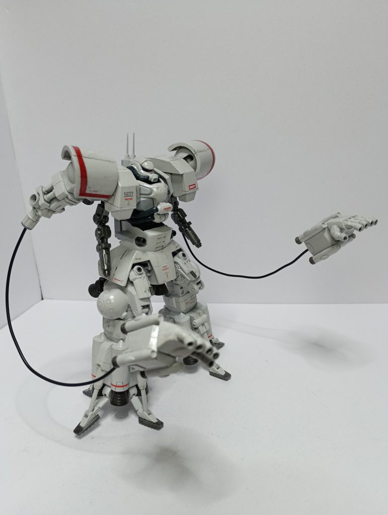 有線サイコミュを再現したかったので、二の腕にジオングの腕を移植。指は細かったので、プラパイプを先端に取り付けています。あと、手のバーニアの位置は元キットとは逆ですが、これは私の好みです。