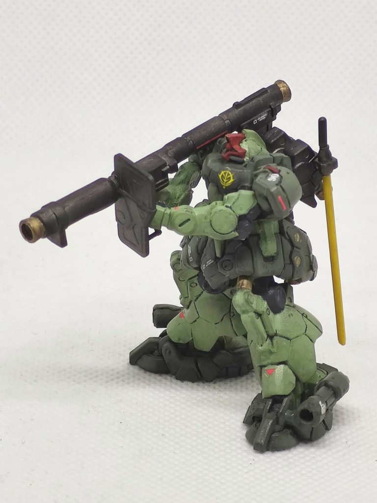 ラテーケン・バズの両手持ちも出来ます。実際には握ってないですが・・・。