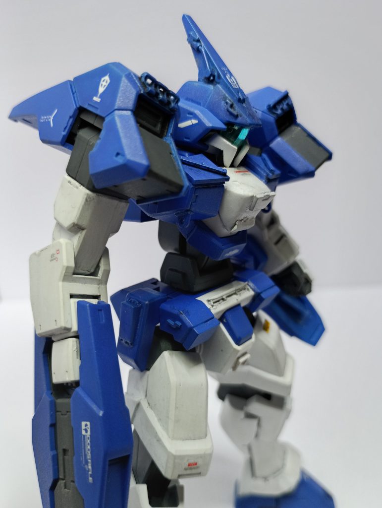 オブライト・ローレインのカスタム機ですが、AGE2部時点でも型落ちに近いジェノアスⅡを23年近く改修しつつ運用しているので、歴戦の兵感を出すようにしました。このように機体を改修しながら運用しているシチュエーションは個人的にツボです。