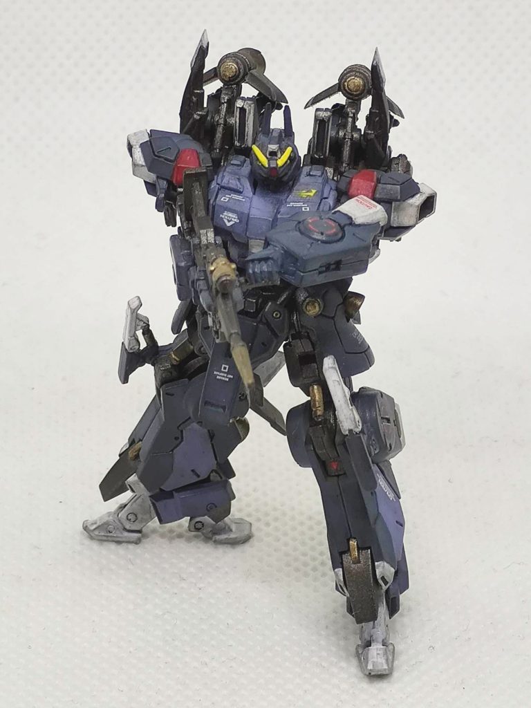 まぁガンダムアーティファクトは仁王立ちポーズが基本なので余計な改造なんですが・・・。そもそも原作では宇宙空間での使用ですし、おそらく反動対策的な何か機能があるんだとは思います。