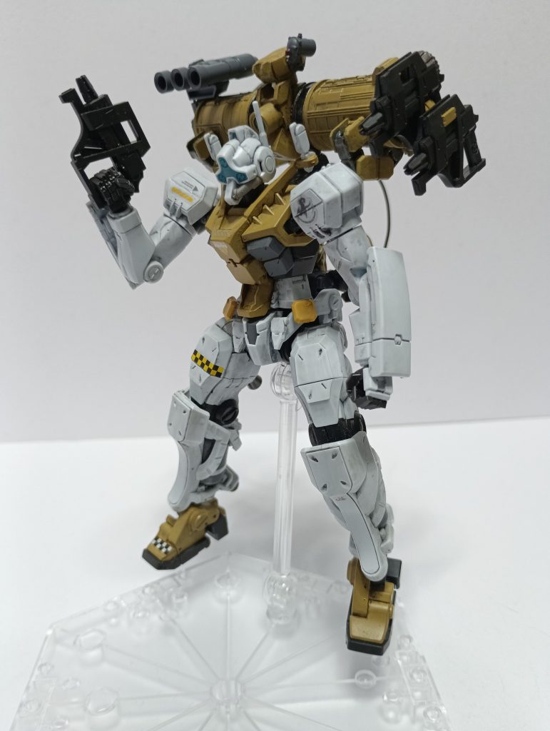 色はダークイエローで塗装。白い部分はキットのままですが、Mrウェザリングカラーで汚しています。