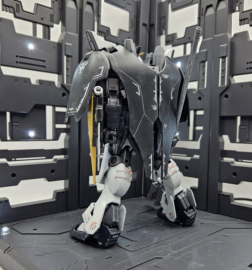 制作開始前にメタルコンポジットの新仕様を見てなんとか変形機構を再現できないかちょっと考えていたんですが念願のデスサイズヘルなので今回はやはり無改造でいきますあの変形機構を作るとたぶんキットを複数買いしないと無理なところがありますねもし2箱目を買えたらまずフェイトちゃんに作りたいんだけど