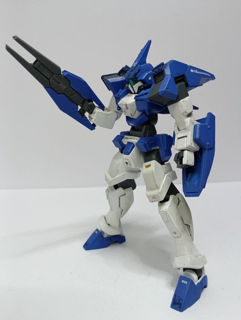 考えてみれば、この機体でXラウンダーの高性能機と渡り合えてるのが凄いですよね。宇宙世紀で例えると、UC105年頃ににリゼルのパーツ付けたGMⅡに乗って、ニュータイプが乗っているメッサ―と互角以上に戦えてるようなものですから…