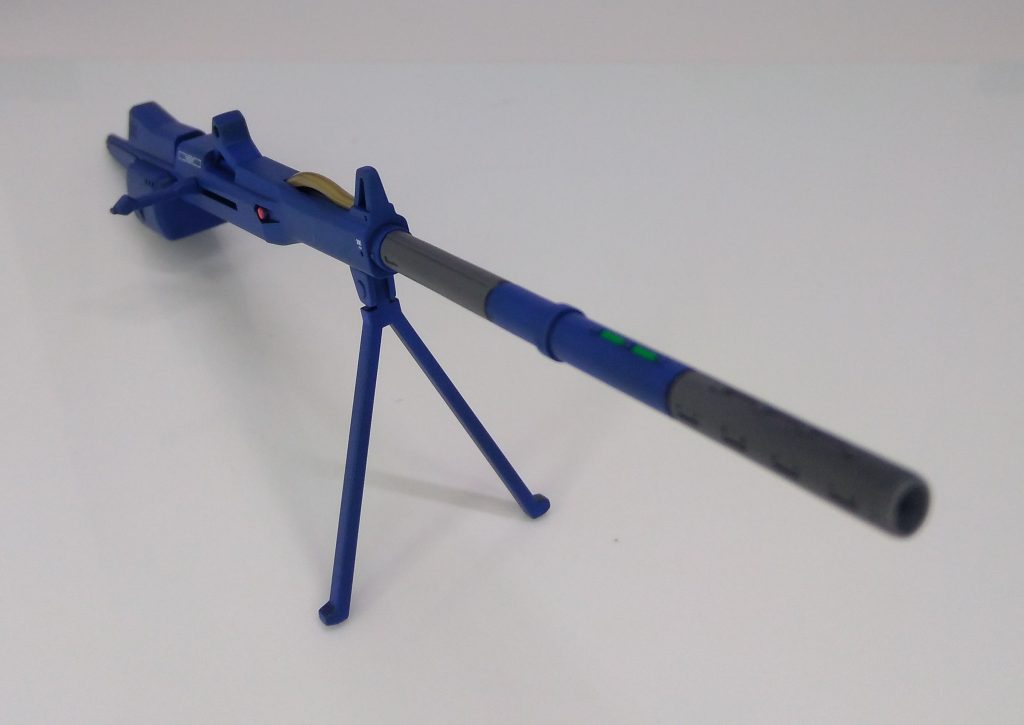 バスターランチャーはHGエルガイム(旧版)から拝借。これも素組ですが、百式が持つならこんなかな?と妄想してメガバズーカランチャーの配色にしてみました。アクセントになるよう赤と緑のプラスチックシールを貼り付けました。