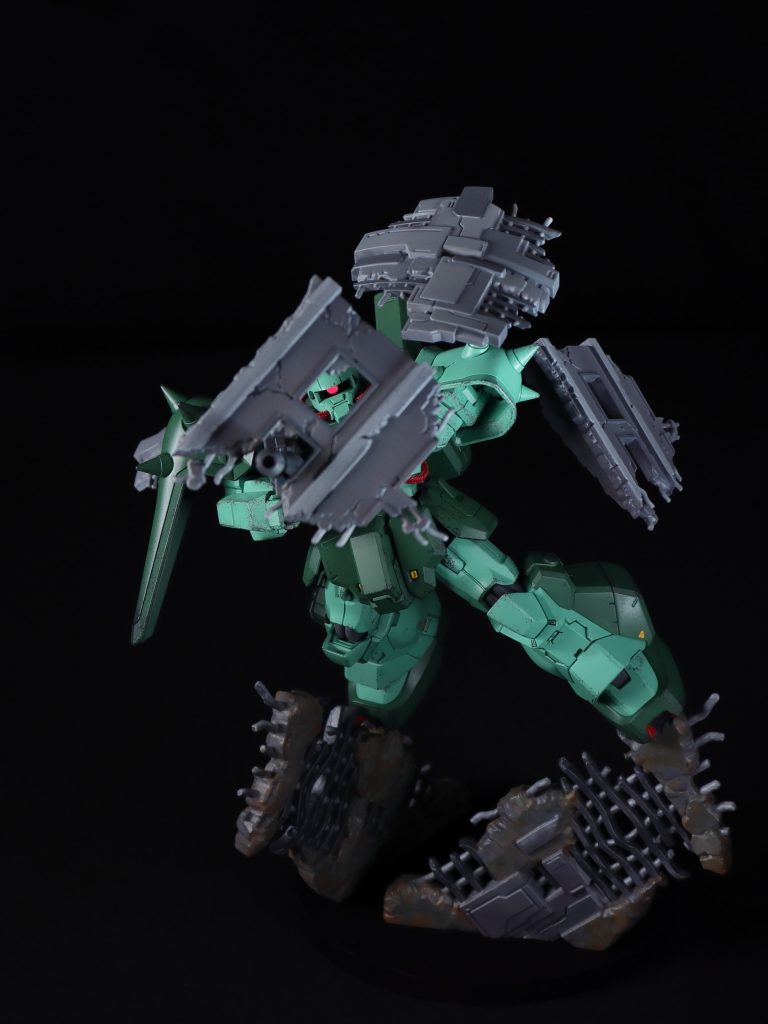 正面から見ると、デブリの隙間から狙いをつけている顔が見えるのがお気に入りです。