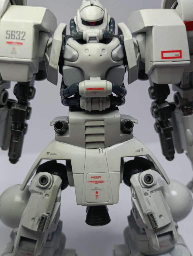 ジオング同様腰にはメガ粒子砲を装備。