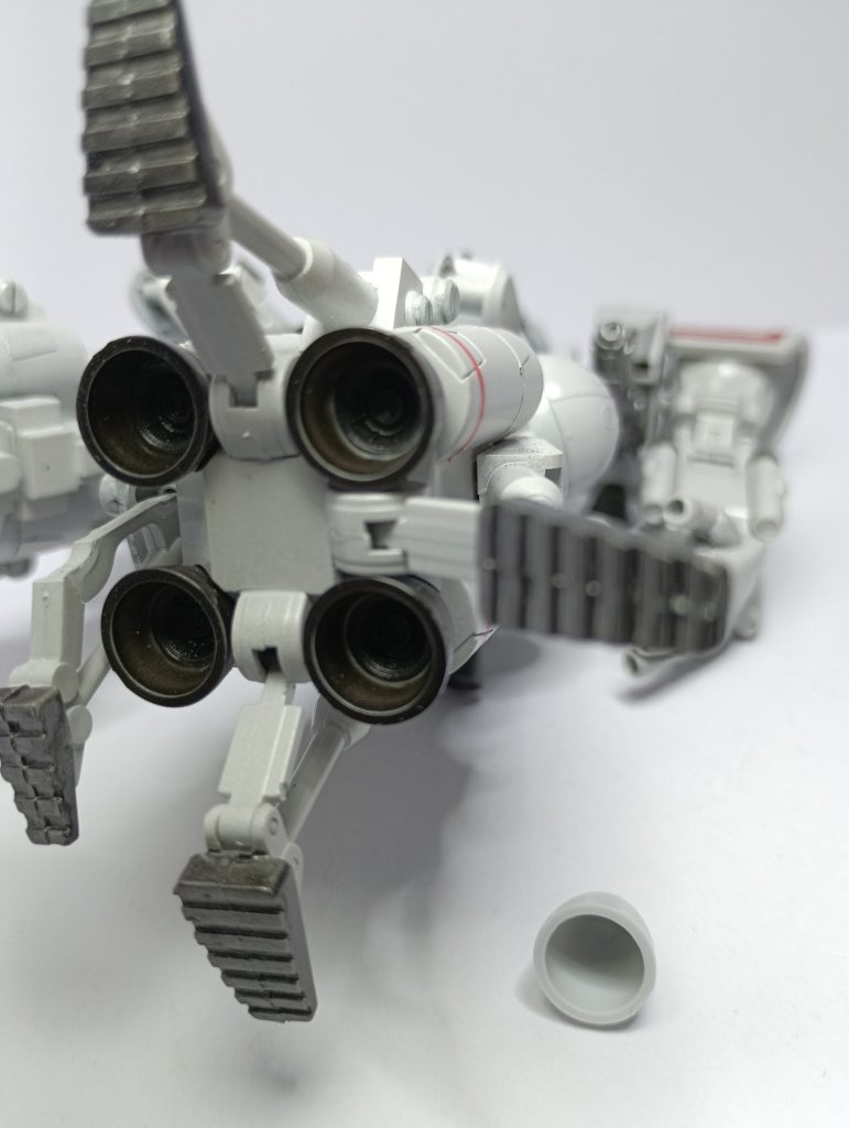 元々のキットのバーニアは中がお椀状だったので、市販パーツでディテールアップ。また脚部はタコザクと呼ばれているので、足の中央のパーツを２つに分けて、ランディングギアを計8本にしています。