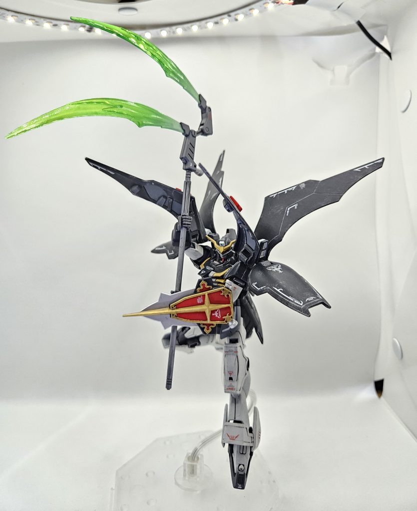 頭上からツインビームサイズで斬りかかる正直に言うと武器としての大鎌がわからないビームならまだいいんだけど実物なら刃先の位置的に非常に斬りにくい気がしますだがカッコイイが正義だ