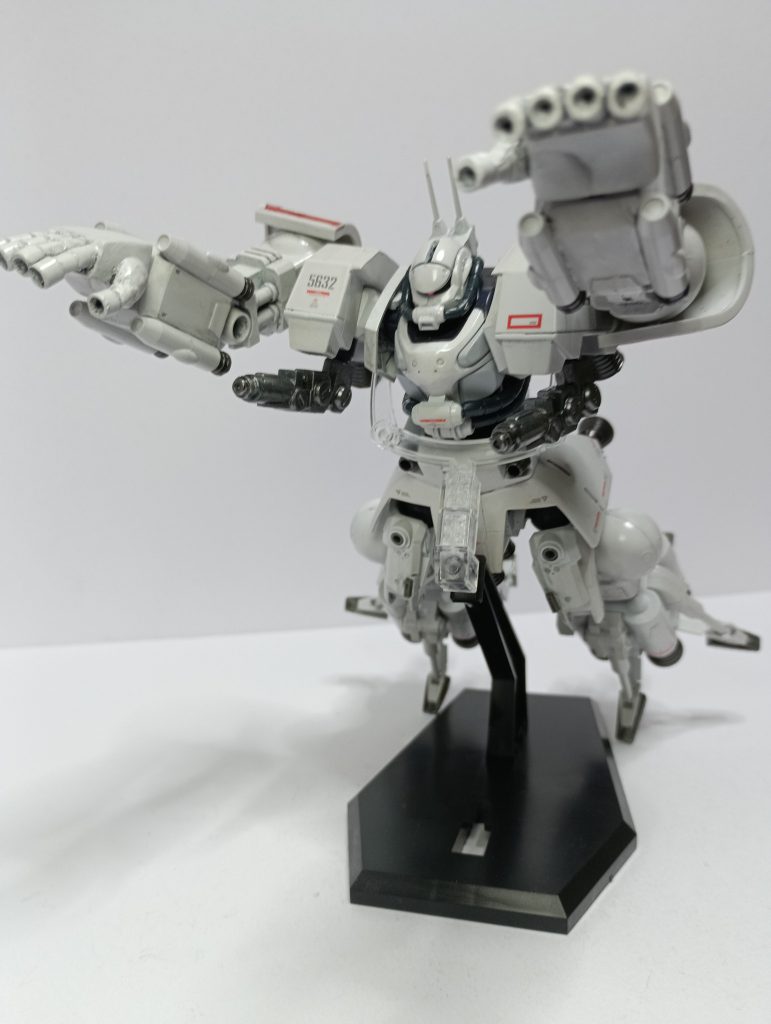 脇の下のマニュピレータ？(物は掴めないけど)はビームガンとなります。元ネタにはないですが、なんか強そうなのでつけてみましたW