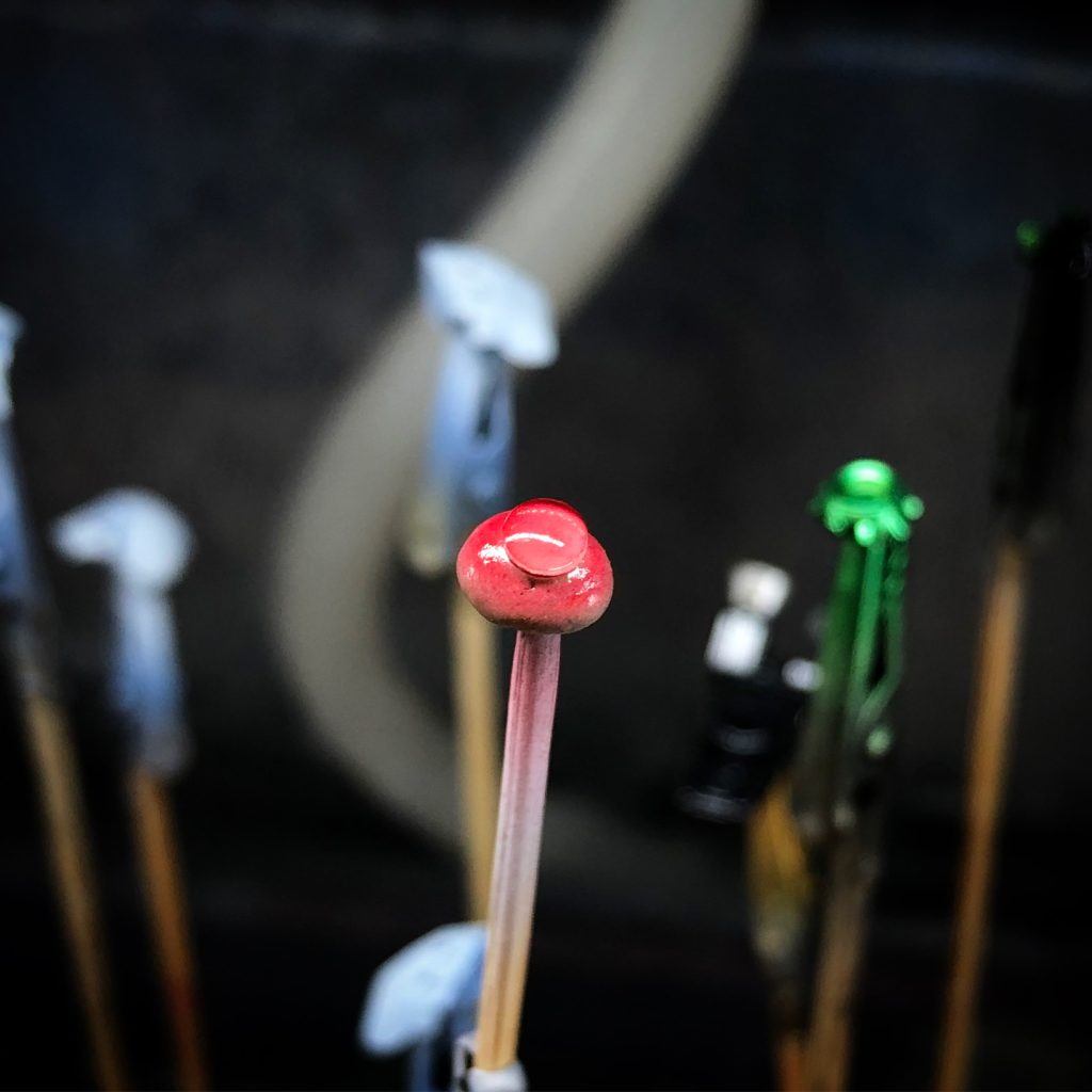 胸のエンブレムは最小限のUVレッドで塗装されています。これにより、UVライトの下でレッドカラーが光る効果を得られるようになっています。🔴