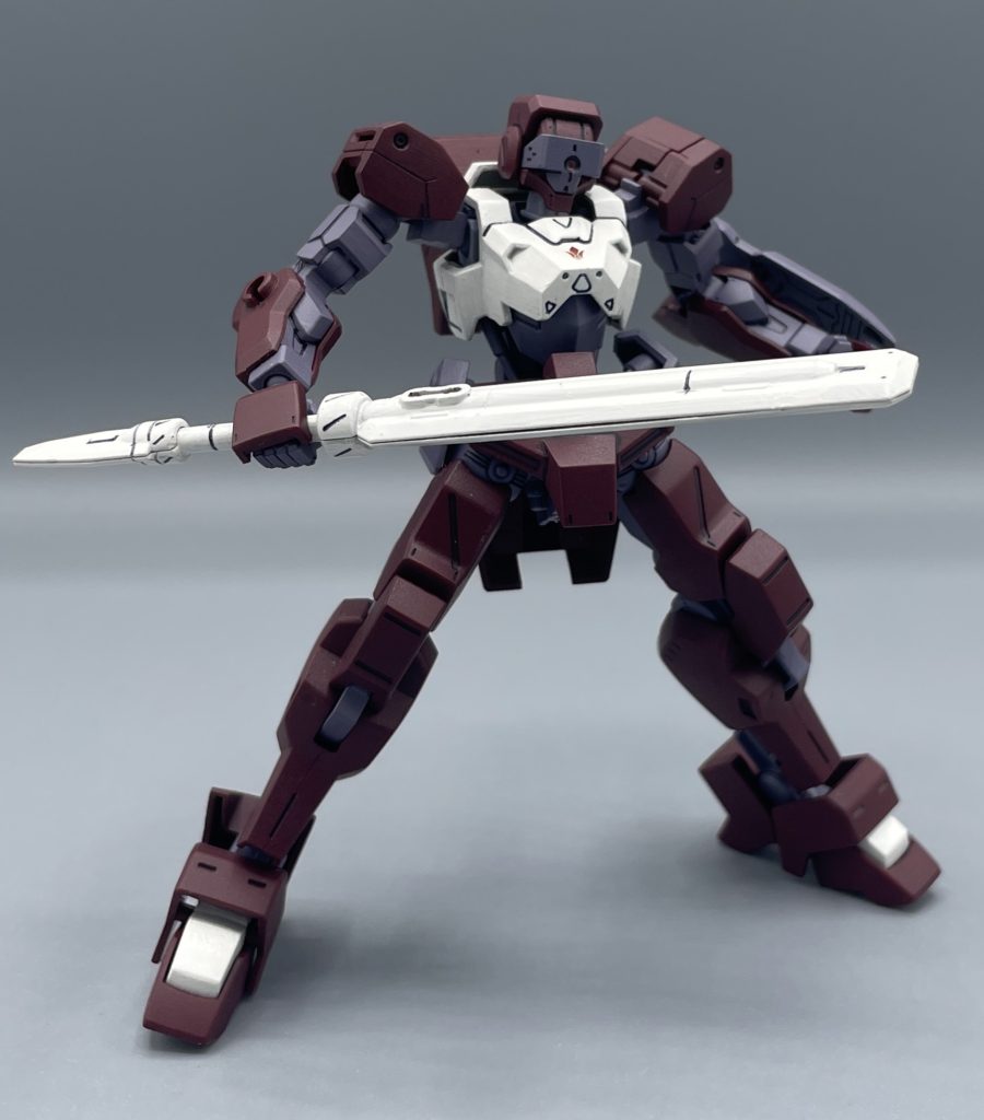 パルチザン　獅電の近接戦闘装備が、このパルチザンです。見ての通り、ブン殴る系のシンプル武器です。　パルチザンの柄には伸縮機能が付いており、戦闘環境や間合いに合わせて、レンジ変更することが可能です。　”なんとなく感覚”で、MSの車幅感覚や間合いを分かってしまう阿頼耶識組とちがって、一般兵にはありがたい機能だと思います。