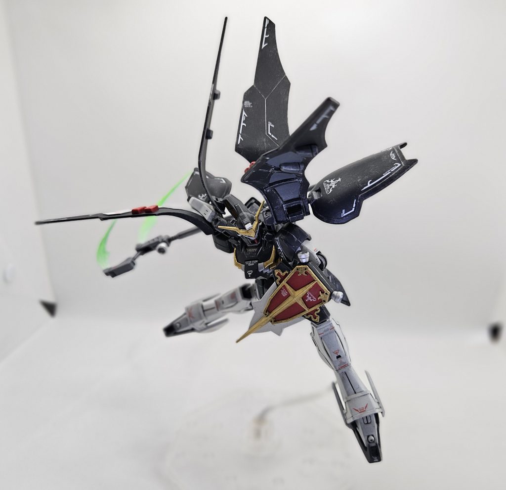 正面の敵に構える感じな一枚アクティブクロークは可動が良くて表情付けしやすいただし根元(デスサイズのマシンキャノンだった位置)の可動部が非常にキツいので破損が怖くて組み立て後はずっとその部分動かしてませんいやぁもしかして私だけかもしれないどこか塗膜厚くしすぎたかな?