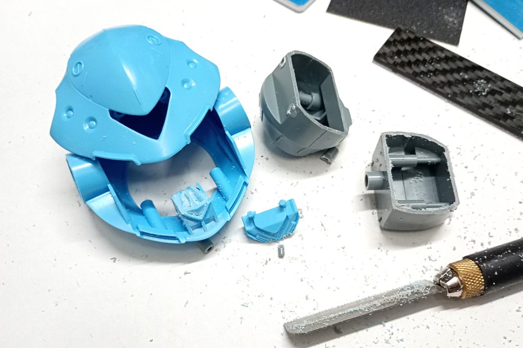 モノアイはやはり可動式にしたかったのであちこち切り離して加工。