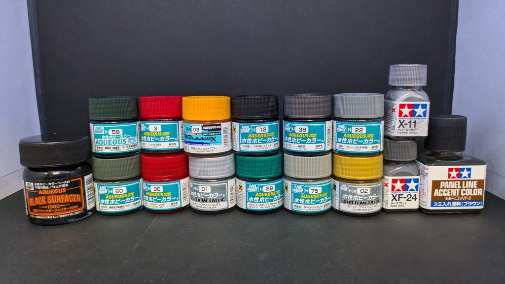 今回使用した塗料はこちら！黒立ち上げと初なのですが、エナメルを使うのも初なんです✨エナメルを初めて使った感想ですが、めっちゃ筆塗りしやすい！臭いもほんの少し臭うくらいかな？ただ、塗膜が薄すぎてすぐ剥がれるのが難点💦乾いたと思ってもいつの間にか指に付いて他のパーツに付けちゃったのが数回ありました(gundam-kao5)しかし、めっちゃ塗りやすい！
