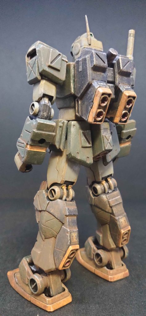 初筆塗り全塗装、初ウェザリング、初ウォッシングして完成です！めちゃくちゃカッコイイ(gundam-kao3)(zaku-kao6)汚し過ぎかな？と思ったのですが、私はこれくらいがいいです(gundam-kao6)高さ18ｍの重量76.3tの素材も見た事も触った事ない塊が飛んで着地しただけで、とんでもない汚れ方すると思うんですよね‪🤣‬足の裏も塗装しているのですが、リアルを考えると正直1歩あるいて塗装全剥げやと思います💦金属加工の仕事をしているのですが、リアルを考えるとやっぱりカッコ良く錆びないしカッコ良く塗装が剥げる事ってないんですよね💦何でそんな塗装の剥げ方するん！？とか、梅雨の季節なんて全部錆びますし…。塗装とか調べると何かマイナスな感じがしたので、私も少し悩んだんですけど…誰かがこうやってるからそれが正解とか、プロの方がこうやってるのが正解とか、そういうのは無いと思います。なので表現は自由でいいんですよ(gundam-kao6)自分がやりたいようにやって、楽しめる事ができるのが私の思う正解ですね✨さて、ジムストライカーを作って思いました。約20年前の子どもの私はABSを割らなかったので、大人の私の負けだなと‪🤣‬‪🤣‬‪🤣‬